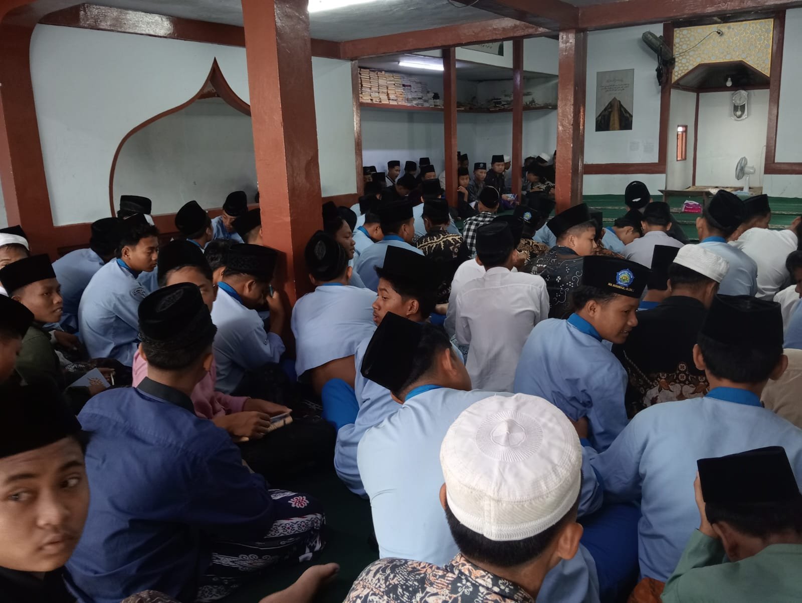 Siswa MA Mambaul Ulum 2 Antusias Ikuti Kegiatan NgajiTren Bersama H. Achmad Mahfud AS, SH