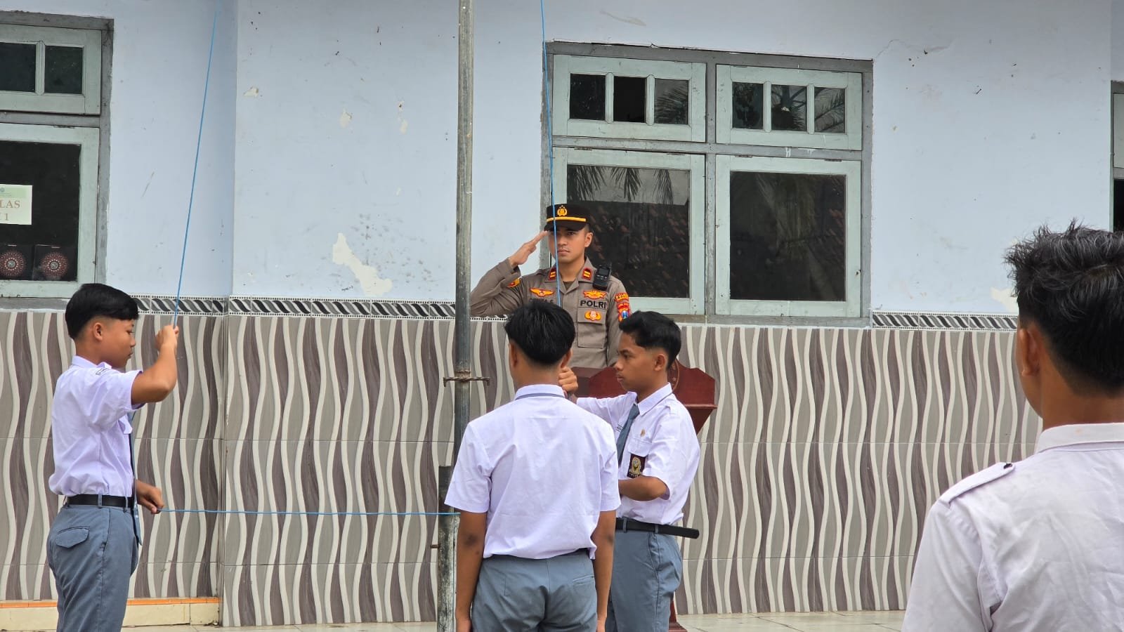 Kapolsek Batumarmar menjadi Pembina Upacara Hari Pahlawan 2025