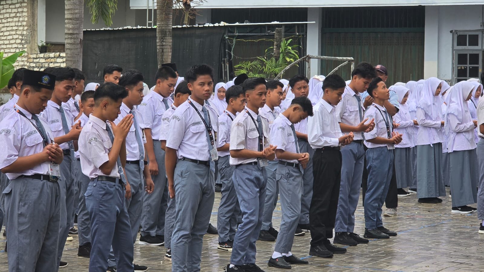 Siswa mendoakan Pahlawan pada upacara Hari Pahlawan 2025